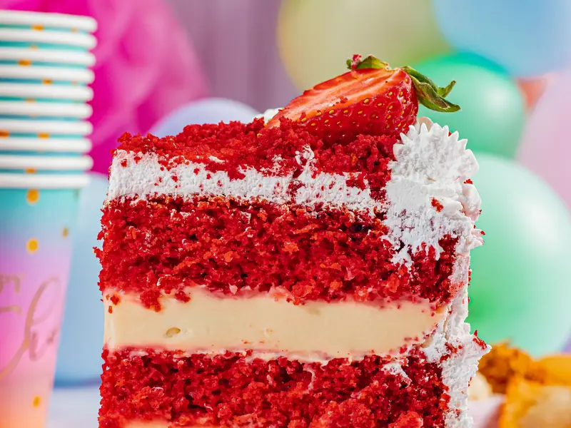 Fatia de Red Velvet com recheio branco e morango no topo