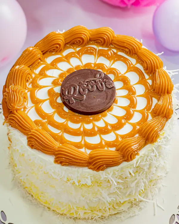 Torta de abacaxi com coco, laterais cobertas de coco flocado