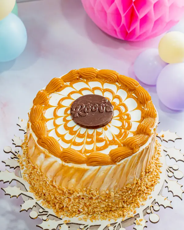 Torta crocante com doce de leite no topo e laterais cobertas de amendoim