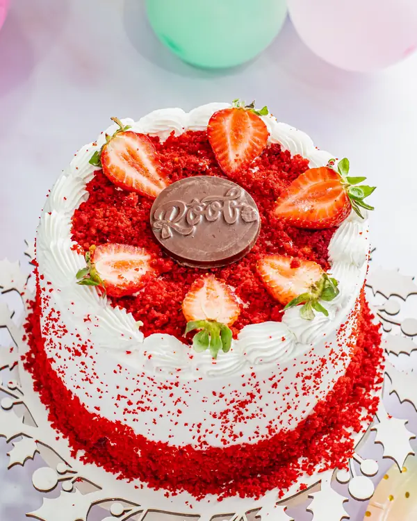 Torta Red Velvet com chantilly, morangos e farelo vermelho